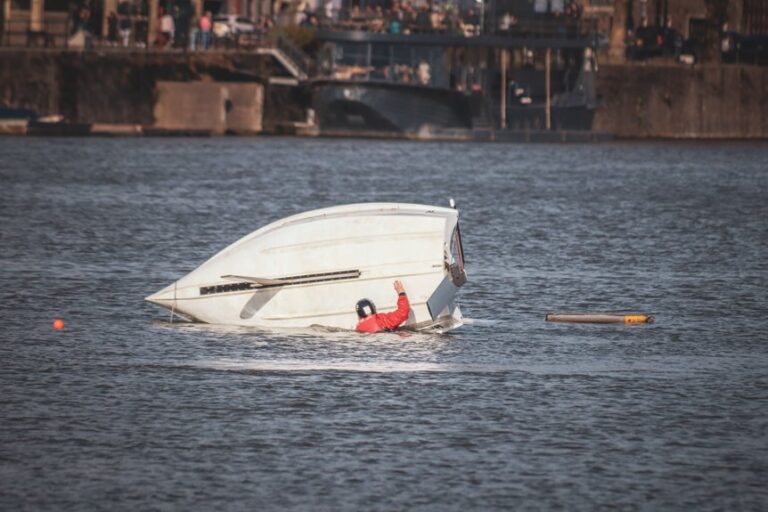wear properly fitted lifejackets